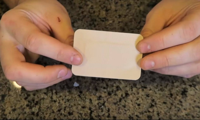 Δείτε γιατί χρησιμοποιείτε τόσα χρόνια λάθος το τσιρότο (video)