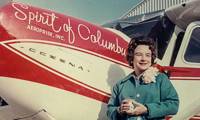 H γυναίκα πιλότος που έκανε το γύρο του κόσμου σε 29 ημέρες (vid+photos)