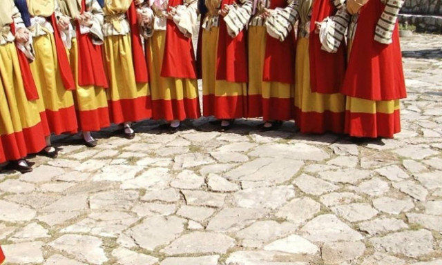 Τρίπολη: Οι νέοι της Αρκαδίας γλέντησαν παραδοσιακά τιμώντας τον Τσακώνικο χορό