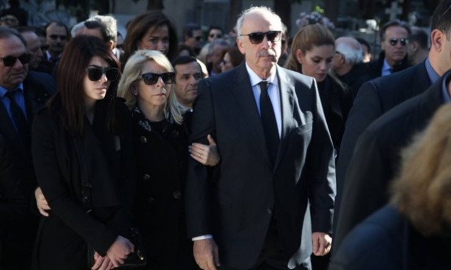 Σύσσωμη η Νέα Δημοκρατία είπε το τελευταίο «αντίο» στην αδελφή του Βαγγέλη Μεϊμαράκη