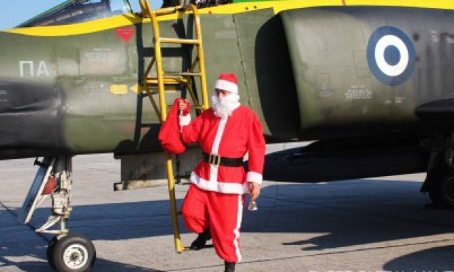 Ο Άη Βασίλης πήγε στη Λάρισα με… μαχητικό αεροσκάφος Phantom! (video)