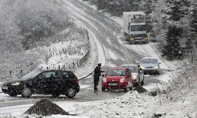 ΤΩΡΑ: Η κακοκαιρία κυκλώνει τη χώρα – Δείτε που χιονίζει