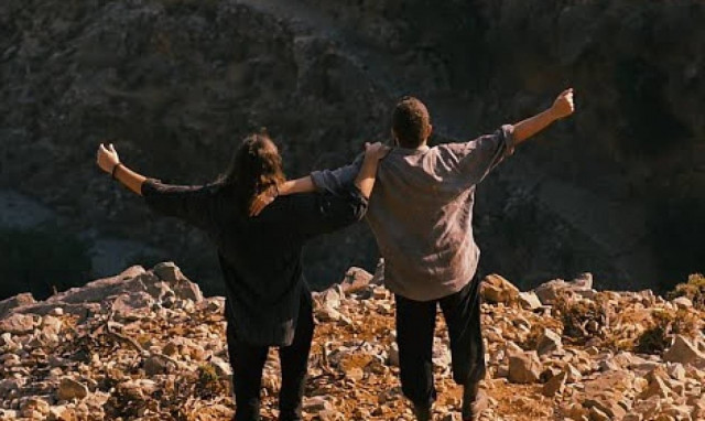 To τραγούδι που συγκλόνισε τους Έλληνες το 2015 (vid)