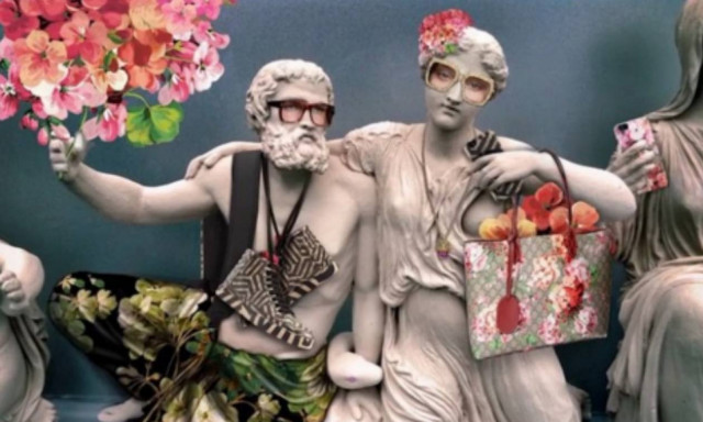 Ασέβεια! H Gucci έντυσε με πολύχρωμα ρούχα και τσάντες τα γλυπτά του Παρθενώνα (Photos)