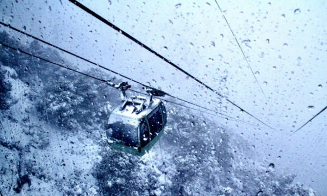 Χιονίζει και στην Πάρνηθα (vid)