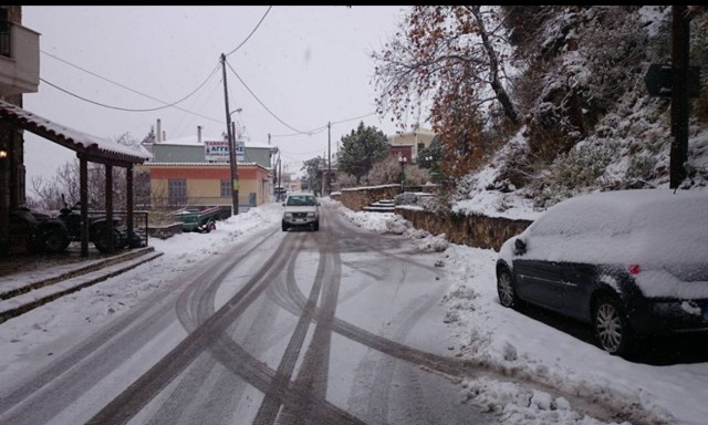 Κακοκαιρία: «Άσπρισε» η βόρεια Εύβοια από την έντονη χιονόπτωση (pics)