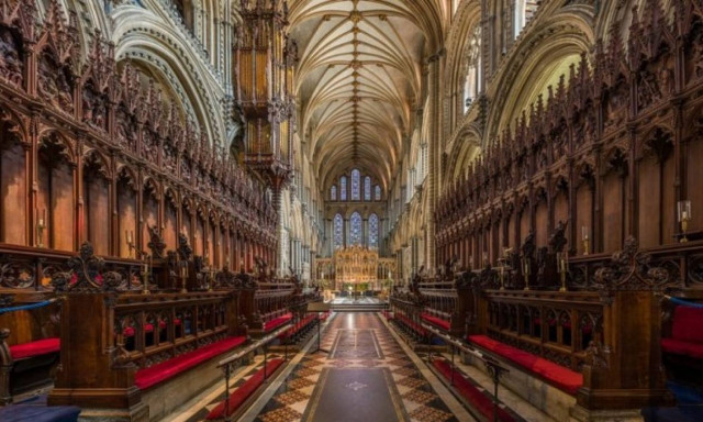 Ιερέας σοκάρει τους πιστούς κατά τη διάρκεια Λειτουργίας (Vid)