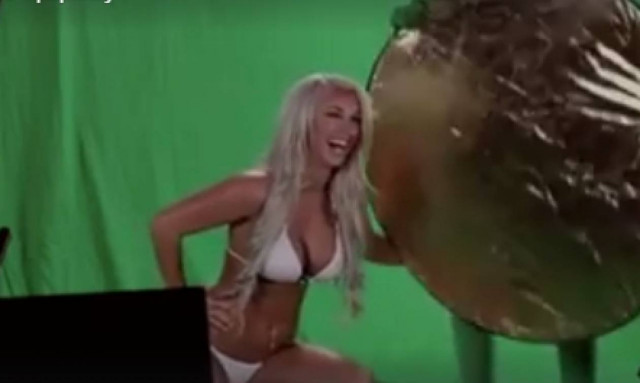 Του… σηκώθηκε με το μοντέλο! (video)