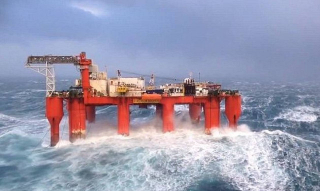 Νεκρός και τραυματίες από κύμα σε εξέδρα γεώτρησης στη Βόρεια Θάλασσα