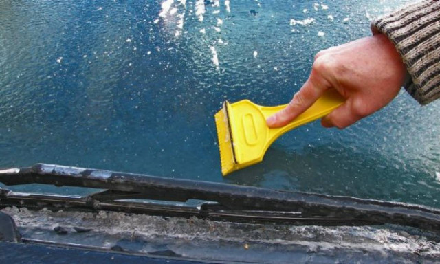 Έτσι θα καθαρίσετε τον πάγο από το παρμπρίζ του αυτοκινήτου