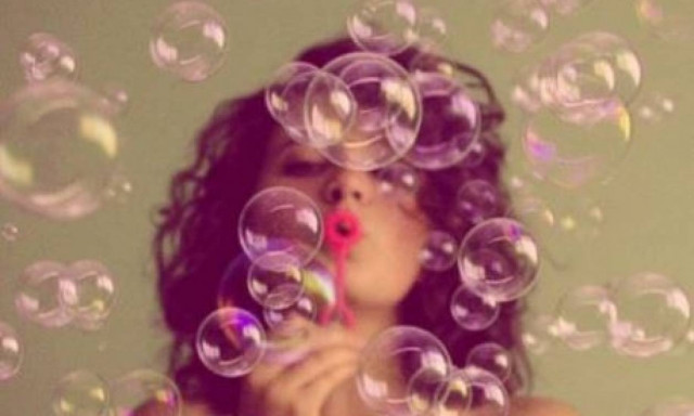 Ο πιο εύκολος και φυσικός τρόπος να ξεβαφτείς σε λιγότερο από ένα λεπτό!