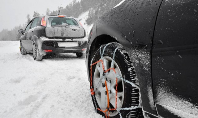 Απεγκλωβίστηκαν οι οδηγοί στο δρόμο Λαμίας-Λάρισας - Μόνο με αλυσίδες η κυκλοφορία