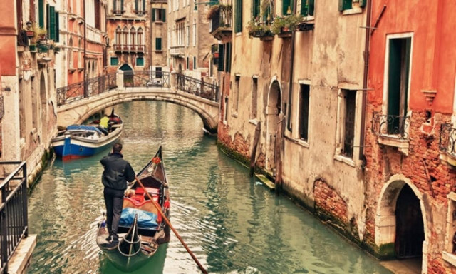 Πνίγεται στα χρέη η Βενετία
