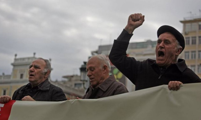 Μνημονιακός εφιάλτης: Έρχονται εννέα μειώσεις στις συντάξεις το 2016