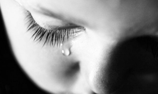 Δεν το χωράει ο νους: Πατέρας έκατσε πάνω στο παιδί του και το «έσκασε»