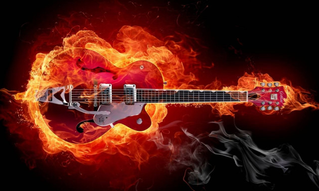 Έλληνας ροκ σταρ κρεμάστηκε ανάποδα παραμονή Πρωτοχρονιάς