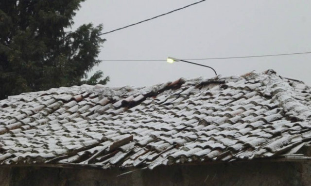 Κακοκαιρία: Χιόνια και καταιγίδες σαρώνουν τη χώρα – Σε ποιες πόλεις «χτυπούν» τα ακραία φαινόμενα