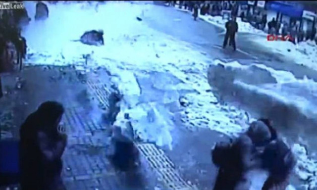 Τουρκία: Τεράστιος όγκος χιονιού πέφτει από στέγη και καταπλακώνει πεζούς (vid)