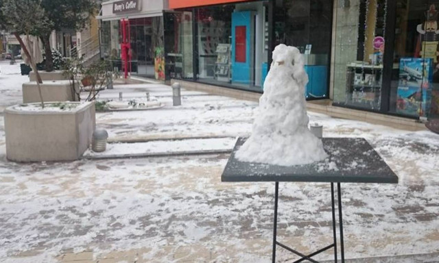 Το βίντεο που κάνει θραύση – Τι κάνει ένας άνδρας στο κέντρο της χιονισμένης Ξάνθης;