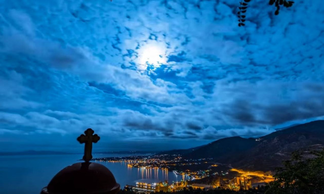 Ένα από τα ωραιότερα βίντεο που θα δεις ποτέ: Ο ελληνικός ουρανός 365 μέρες το χρόνο