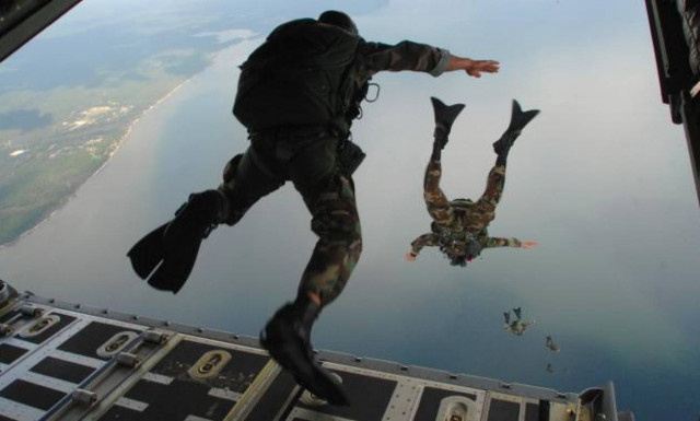 Έλληνες αλεξιπτωτιστές: «Έρχονται όσοι θέλουν, μένουν όσοι μπορούν»