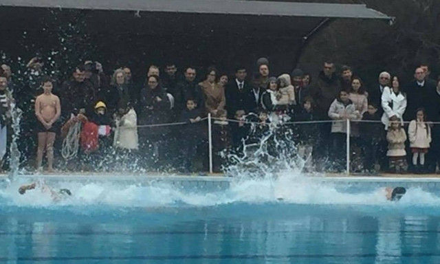 Θεοφάνεια: Ποιος βουλευτής βούτηξε για να πιάσει τον σταυρό; (video)