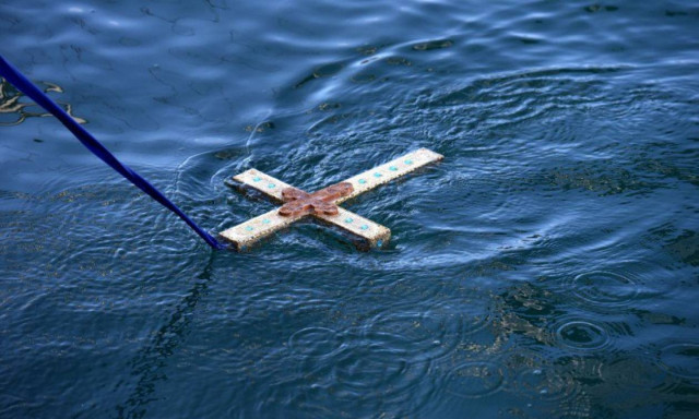 Θεοφάνεια: Ο πιο μικρός κολυμβητής που βούτηξε για τον Σταυρό είναι εννέα μηνών! (pics)