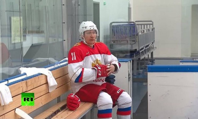 O Πούτιν σκοράρει (και) στο χόκεϊ και αποθεώνεται (video)
