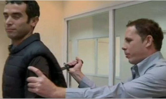 Δημοσιογράφος τέσταρε γιλέκο των ειδικών δυνάμεων και κατέληξε μαχαιρωμένος (vid)