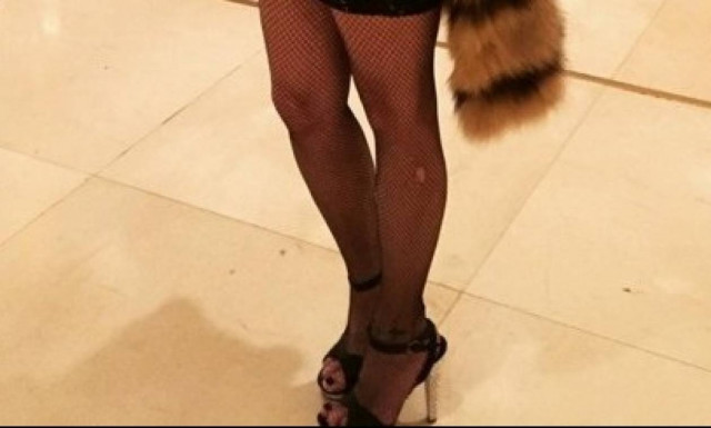 Πού πας καλή μου - Η Ελληνίδα περσόνα με την τρύπα στο καλσόν! (photos)