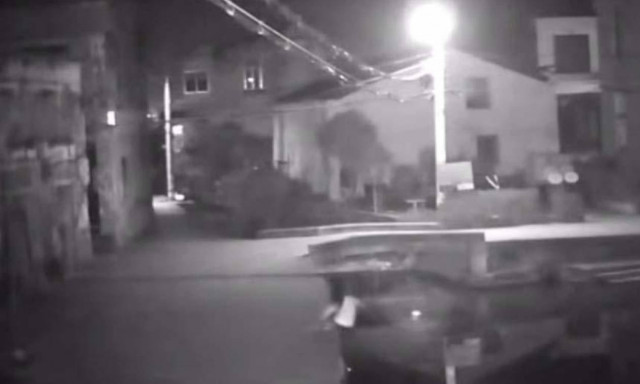 Βίντεο σοκ: Αφηρημένη γυναίκα πέφτει σε κανάλι και πνίγεται μέσα σε ένα λεπτό!