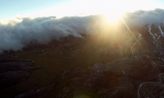 Η «άγρια» ομορφιά της Κρήτης - Πετώντας πάνω από τα σύννεφα στην κορυφή του Ψηλορείτη (vid)