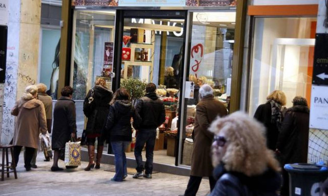 Ωράριο καταστημάτων: Πότε ξεκινούν οι εκπτώσεις και τι πρέπει να προσέχετε