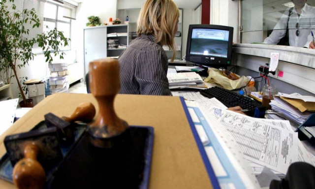 Η κυβέρνηση «πετσοκόβει» συντάξεις αλλά αυξάνει 8% τους μισθούς των δημοσίων υπαλλήλων