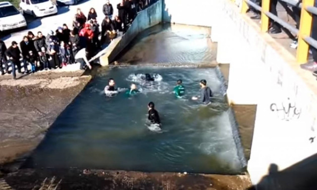 Το περιστατικό που «πάγωσε» τους πάντες τα Θεοφάνεια - Μυστήριο με την… εξαφάνιση του Σταυρού (vid)