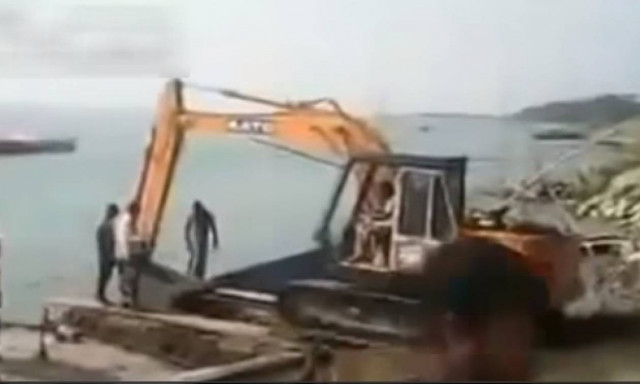 Βίντεο που κόβει την ανάσα: Εκσκαφέας βυθίζεται μαζί με πλοιάριο