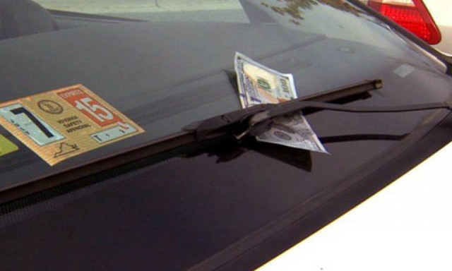 Αν δείτε κάτω από τον υαλοκαθαριστήρα λεφτά μην πλησιάσετε το όχημα σας. Επικίνδυνο!