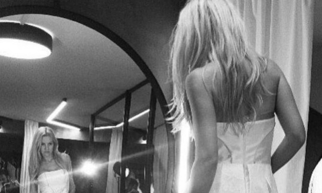 Συμβαίνει τώρα: Πρόβα νυφικού για σέξι Ελληνίδα ηθοποίο