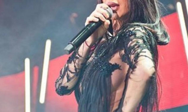 Καρέ-καρε δείτε πως ξεχείλησε το στήθος της Παόλα στην πίστα