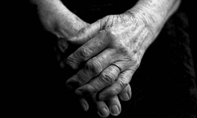 Ντροπή! Πρόστιμο 10.000 σε 65χρονη γιατί πωλούσε προσωπικά της αντικείμενα για να ζήσει!