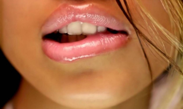 ASMR: Τα βίντεο που σας υπόσχονται «εγκεφαλικούς οργασμούς» (Vids)