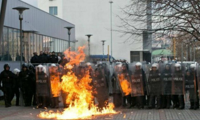 Κόσοβο: Τραυματισμοί και συλλήψεις σε συγκρούσεις διαδηλωτών - αστυνομίας (vid+pics)