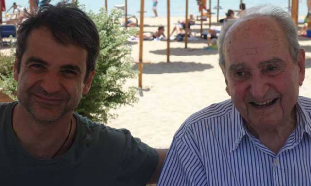 Εκλογές ΝΔ: Η αγκαλιά του Κυριάκου στον πατέρα του (pic)