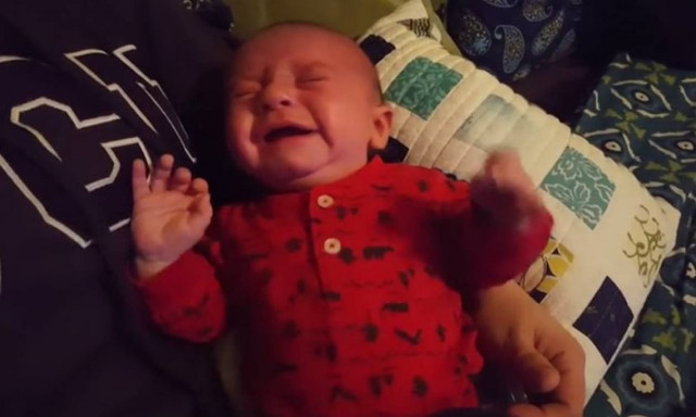 Φοβερό: Αυτό το μωρό σταματά το κλάμα μόνο όταν ακούει αυτόν τον ήχο! (video)