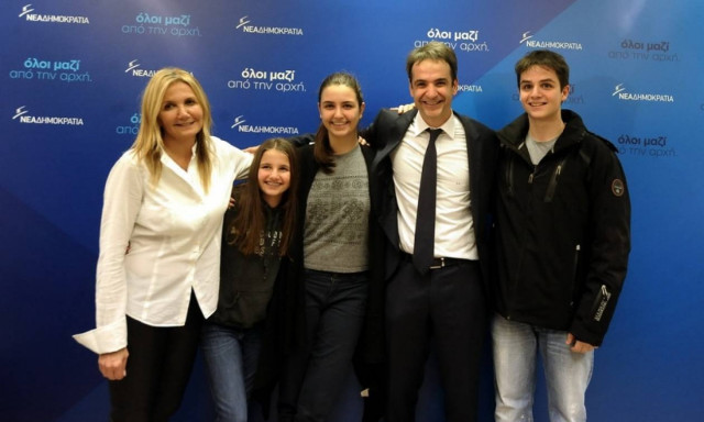 Εκλογές ΝΔ: Η οικογενειακή φωτογραφία του Κυριάκου Μητσοτάκη μετά την νίκη στις εκλογές (pic)