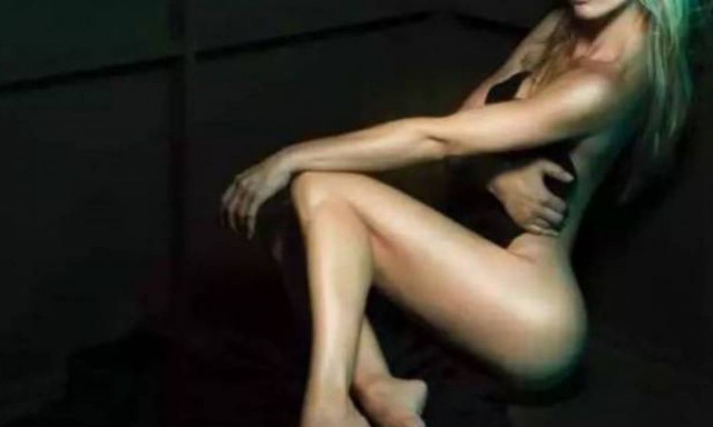 Κόλαση! Η καυτή σύντροφος διάσημου τερματοφύλακα γυμνή! (photos)