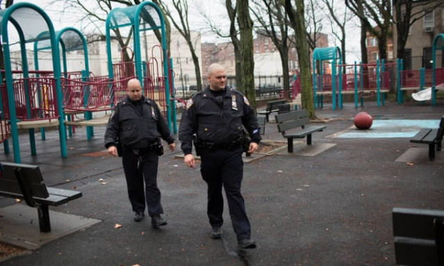 Φρίκη: Απείλησαν τον πατέρα με όπλο και βίασαν την 18χρονη κόρη (vid)