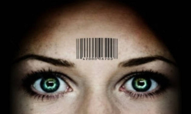 Αποκαλυπτικό βίντεο: Έτσι θα μας ελέγχουν με barcode και μικροτσίπ