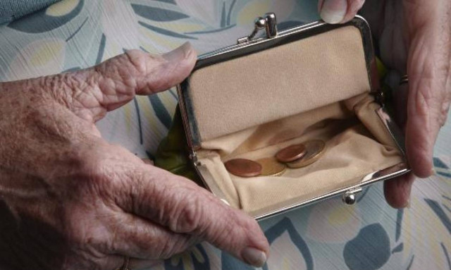 Συντάξεις: Ρίχνουν στάχτη στα μάτια των ασφαλισμένων - Δεν βγαίνουν τα νούμερα!