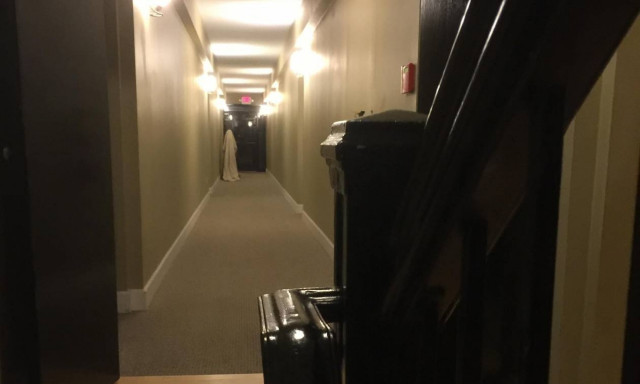 Τον υποδέχθηκε σπίτι του μια τρομακτική φιγούρα – Τι ήταν όμως τελικά; (photos)